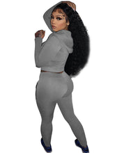 Zweiteiliger Hoodie und figurbetonte Hose